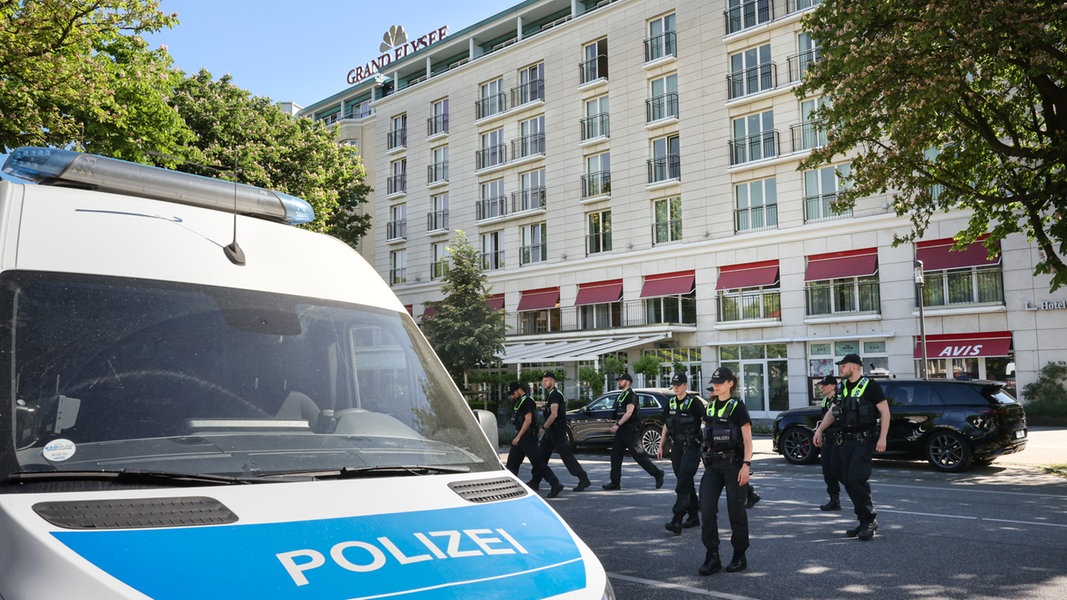 Einsatzkräfte der Polizei verlassen das Grand Elysée-Hotel der Familie Block. Im Zusammenhang mit dem Sorgerechtsstreit in der Hamburger Unternehmerfamilie Block hat die Polizei am Donnerstag einen Durchsuchungsbeschluss am Hotel Grand Elysée vollstreckt. 
