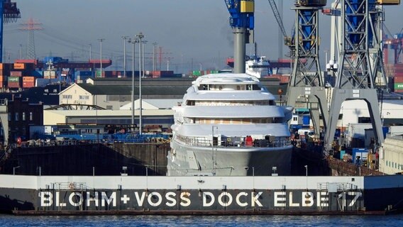 Die Luxus-Yacht "Sassi II" liegt im Dock von Blohm+Voss. © picture-alliance 