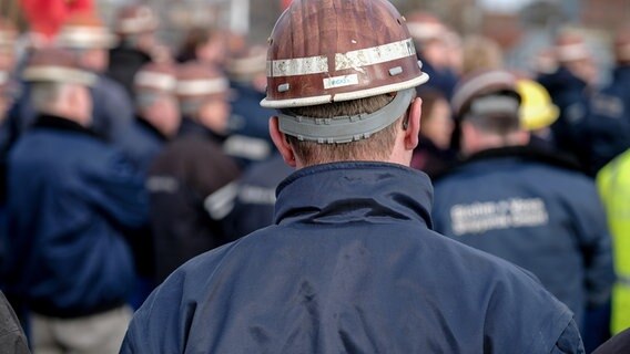 Mitarbeiter der Werft Blohm + Voss. © picture alliance / Axel Heimken/dpa Foto: Axel Heimken