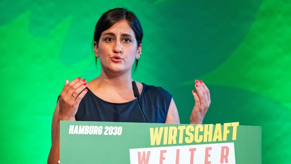 Maryam Blumenthal, Landesvorsitzende von Bündnis 90/Die Grünen in Hamburg, spricht beim Landesparteitag auf der Bühne. © picture alliance/dpa Foto: Jonas Walzberg