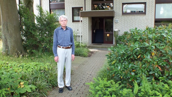 Der Nachmieter von Arthur Rudolphs Wohnung in Hamburg, Harry Börsing, steht vor dem Haus im Classenweg 50.  Foto: Marc-Oliver Rehrmann