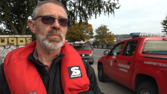 Ronald Weiler gibt eine Einschätzung zur Bombe im Hamburger Hafen. © DSLR News Foto: DSLR News