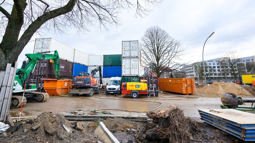 Container sind rund um den Fundort eines verdächtigen Gegenstands auf einer Baustelle am Schwanenwik in Hamburg aufgestellt.