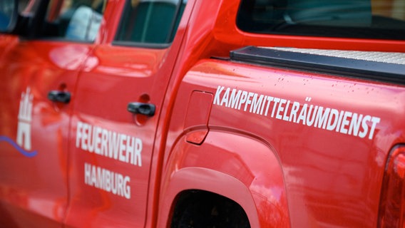 Ein Fahrzeug des Kampfmittelräumdienstes der Feuerwehr Hamburg © Jonas Walzberg/dpa 