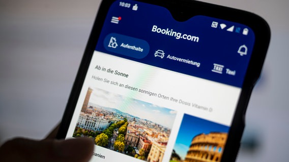 Auf einem Smartphone ist die App des Reiseportals Booking.com zu sehen. (Archivfoto) © picture alliance/dpa Foto: Fabian Sommer