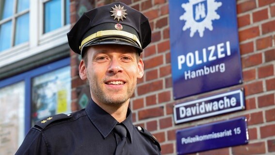 Der neue Leiter Sebastian Born steht vor der Davidwache in Hamburg. © picture alliance / dpa Foto: Ulrich Perrey