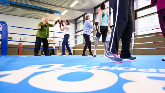 Die Teilnehmerinnen eines Kurses trainieren im Ring der Boxsporthalle Hamburg. © dpa Foto:  Jonas Walzberg