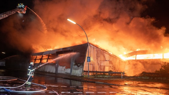 Die Feuerwehr Hamburg beim Großfeuer in Wilhelmsburg. © Blaulicht-News.de Foto: Blaulicht-News.de