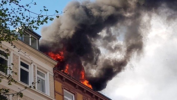 Aus einem Dachgeschoss in Hamburg-Altona schlagen Falmmen. © NDR Foto: Vanessa Wohlrath