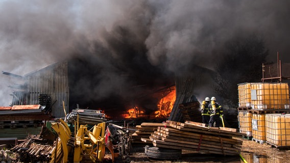 Feuerwehrleute löschen im Hamburger Stadtteil Altengamme eine brennende Lagerhalle. © picture alliance / dpa 