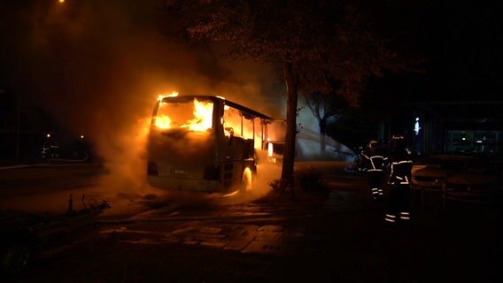 Feuerwehrleute versuchen einen brennenden Reisebus zu löschen. © TeleNewsNetwork 