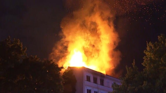 Ein Haus in der Sternschanze steht in Flammen. © TeleNewsNetwork 