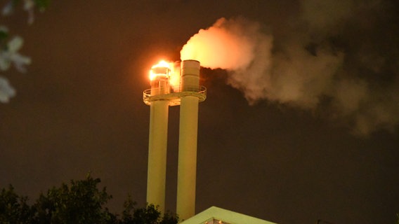 Flammen schlagen aus einem Schornstein einer Müllverbrennungsanlage im Hamburger Stadtteil Billbrook. © picture alliance/dpa/Vifogra 