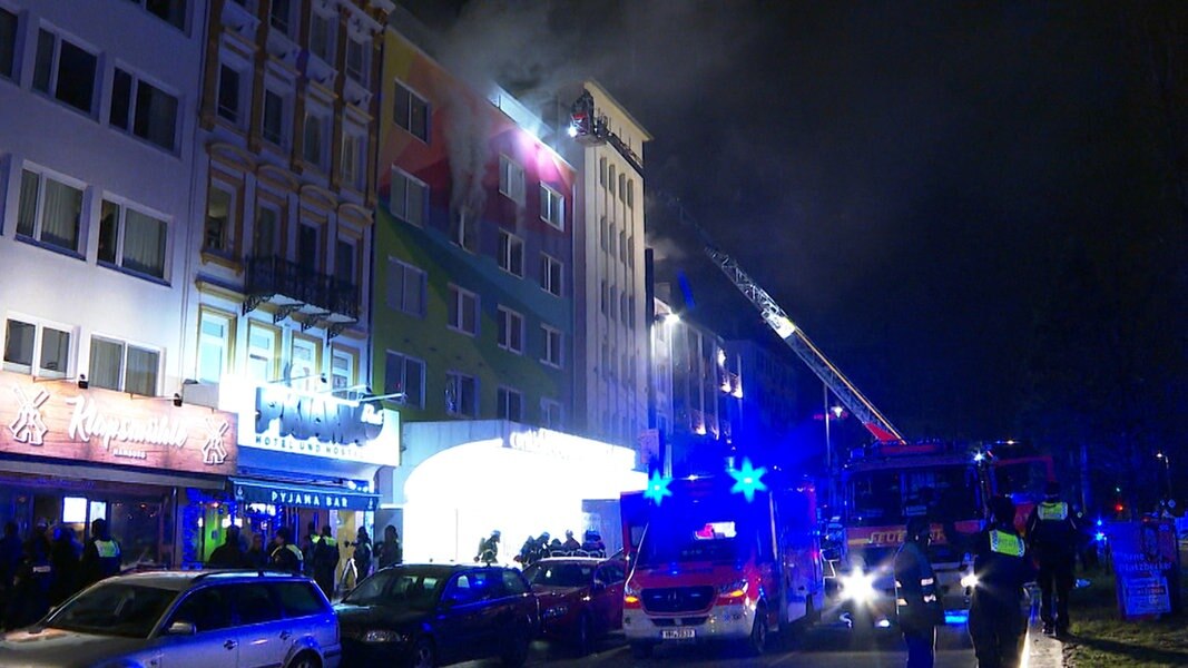 Die Feuerwehr ist bei einem Hausbrand im Einsatz. Nach einem Feuer in einem Mehrfamilienhaus in Hamburg sind in der Nacht zum Sonntag fünf Menschen verletzt ins Krankenhaus gebracht worden.