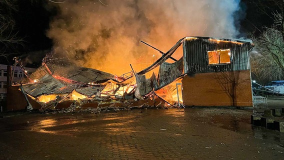 Ein Gebäude steht in Flammen. © NEWS5 