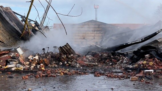 Die Turnhalle der Stadtteilschule Finkenwerder in Hamburg liegt nach einem Brand in Trümmern. © NDR Foto: Kai Salander