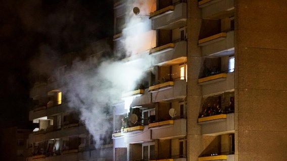 Qualm steigt bei einem Brand aus einem Hochhaus in Hamburg-Jenfeld. © picture alliance 