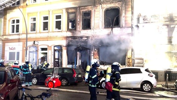 Einsatzkräfte der Feuerwehr löschen einen Brand im Hamburg Stadtteil St. Pauli. © NDR Foto: Screenshot