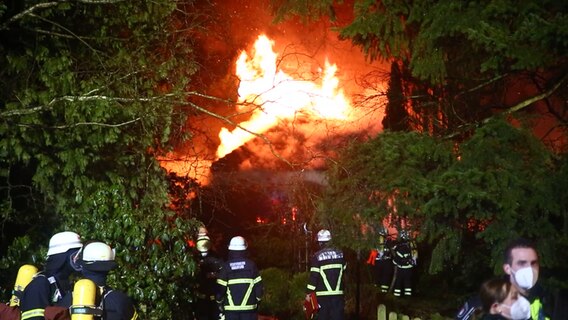 Ein Wohnhaus in Hamburg steht in Brand. © Nonstopnews Foto: Screenshot