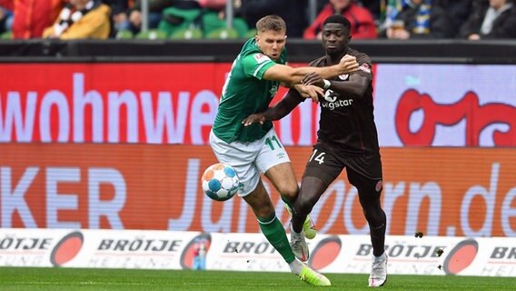 Werder Bremens Niclas Füllkrug (l.) kämpft gegen St. Paulis Afeez Aremu um den Ball. © picture alliance / dpa Foto: Carmen Jaspersen