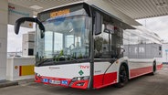 Ein Brennstoffzellenbus des HVV steht an einer Wasserstoff-Tanksäule. © picture alliance Foto: Georg Wendt