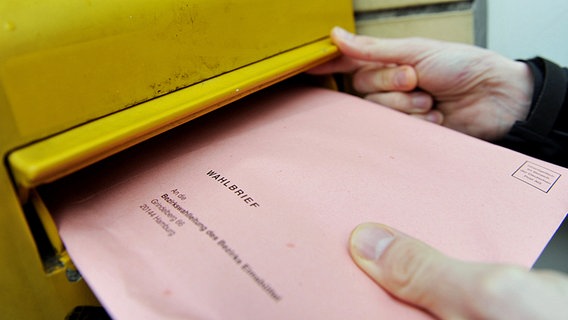 Ein Wähler wirft in Hamburg seine Briefwahlunterlagen in einen Postkasten. © dpa Foto: Angelika Warmuth