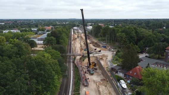 Eine neue Brücke wird in Hamburg-Alsterdorf eingesetzt. © NDR 