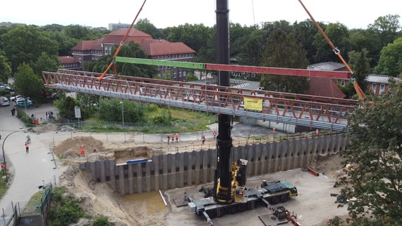 Eine neue Brücke wird in Hamburg-Alsterdorf eingesetzt. © NDR 