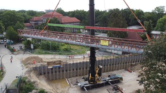 Eine neue Brücke wird in Hamburg-Alsterdorf eingesetzt. © NDR 