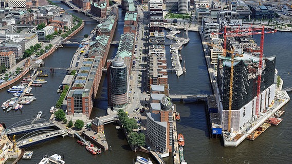 Luftbild der Hamburger Hafencity mit den Brückenverbindungen zur Elbphilharmonie. © HafenCity Hamburg GmbH 