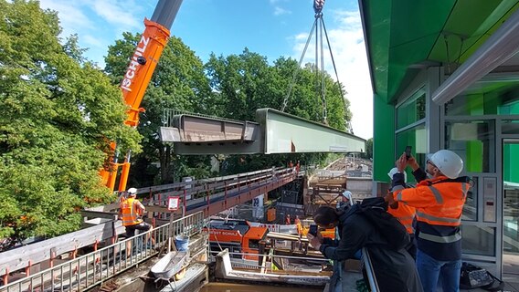 Ein Kran setzt ein Brückenteil der U1 ein. © NDR Foto: Karsten Sekund