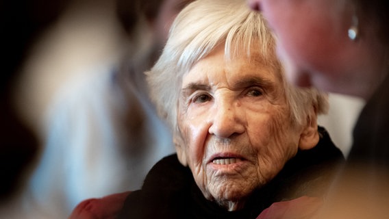 Die Holocaust-Überlebende Esther Bejarano sitzt im Zuschauerraum im Sitzungssaal des Landgerichts. © dpa-Bildfunk Foto: Christian Charisius