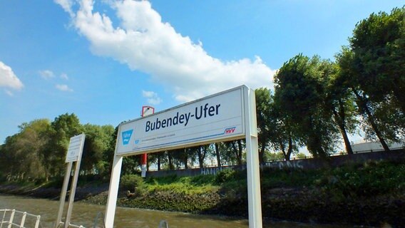 Die Haltestelle "Bubendey-Ufer" im Hamburger Hafen  Foto: Marc-Oliver Rehrmann