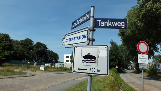 Straßenschilder am Bubendey-Ufer  Foto: Marc-Oliver Rehrmann