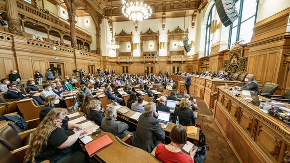 Die Abgeordneten der Hamburgischen Bürgerschaft im Rathaus. Die Sitzung findet erstmals seit der konstituierenden Sitzung im März 2020 wieder im Plenarsaal der Bürgerschaft statt. © picture alliance / dpa Foto: Axel Heimken