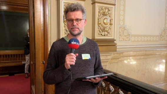 Jörn Straehler-Pohl berichtet aus dem Hamburger Rathaus. © NDR Foto: Screenshot