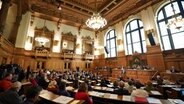 Die Abgeordneten debattieren während der Sitzung der Hamburgischen Bürgerschaft im Rathaus. © picture allaince / dpa Foto: Marcus Brandt
