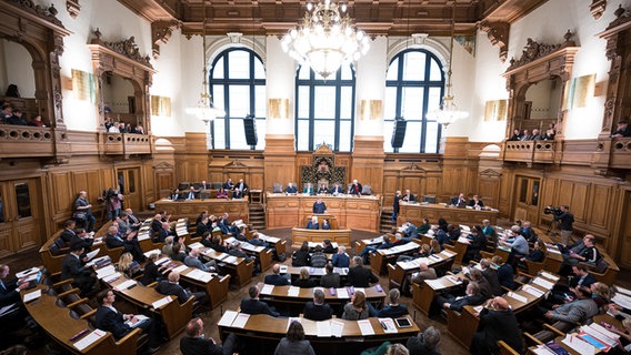 Abgeordnete verfolgen die Sitzung der Hamburgischen Bürgerschaft im Rathaus. © picture alliance/dpa Foto: Daniel Reinhardt