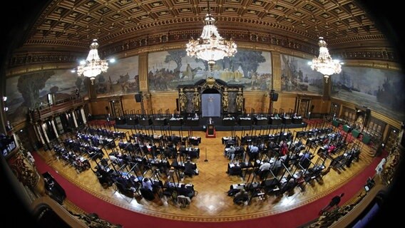 Bei der Sitzung der Hamburgischen Bürgerschaft im Rathaus Hamburg spricht Dirk Kienscherf, Fraktionsvorsitzender der SPD. © picture alliance/dpa Foto: Ulrich Perrey