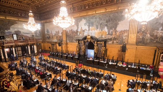 Die Mitglieder der Hamburgischen Bürgerschaft sitzen während einer Sitzung im Saal. © picture alliance/dpa Foto: Daniel Bockwoldt