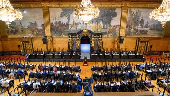 Blick in den Großen Festsaal im Rathaus während einer Sitzung der Hamburgischen Bürgerschaft. © picture alliance/dpa Foto: Jonas Walzberg