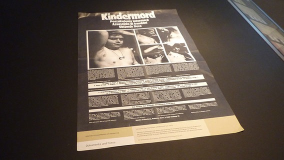 Auf einem Plakat mit der Überschrift "Kindermord" sind Fotos von einigen "Kindern vom Bullenhuser Damm" zu sehen © NDR.de Foto: Marc-Oliver Rehrmann