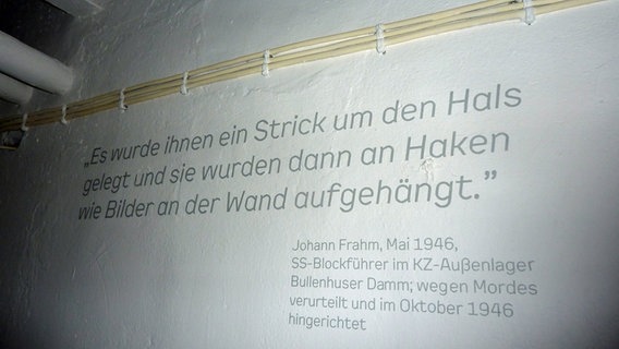 Auf einer Wand in der Gedenkstätte Bullenhuser Damm steht ein Zitat eines SS-Mannes © NDR.de Foto: Marc-Oliver Rehrmann