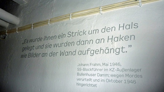 Auf einer Wand in der Gedenkstätte Bullenhuser Damm steht ein Zitat eines SS-Mannes © NDR.de Foto: Marc-Oliver Rehrmann