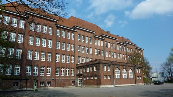 Das Schulgebäude am Bullenhuser Damm, das 1944/45 als ein Außenlager des KZ Neuengamme diente © NDR.de Foto: Marc-Oliver Rehrmann