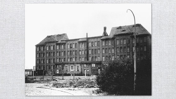 Eine Aufnahme der Schule am Bullenhuser Damm vom Mai 1945 © Gedenkstätte KZ Neuengamme 