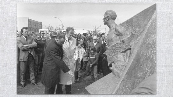 Am 20. April 1985 wird das Denkmal für die sowjetischen Gefangenen eingeweiht, die am Bullenhuser Damm von SS-Männern ermordet wurden © Gedenkstätte KZ Neuengamme 