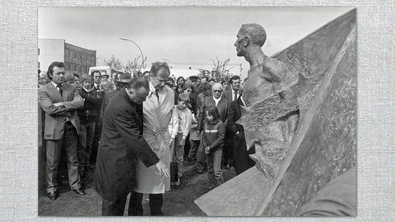 Am 20. April 1985 wird das Denkmal für die sowjetischen Gefangenen eingeweiht, die am Bullenhuser Damm von SS-Männern ermordet wurden © Gedenkstätte KZ Neuengamme 