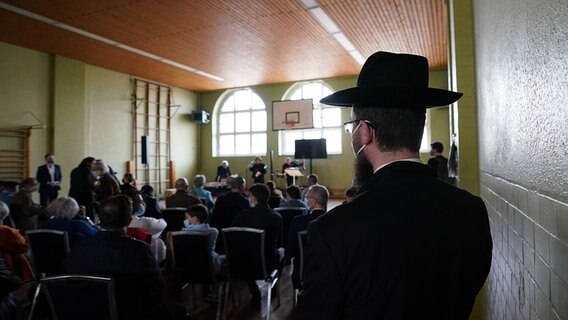 Menschen gedenken der getöteten Kinder am Bullenhuser Damm. © picture alliance/dpa Foto: Marcus Brandt
