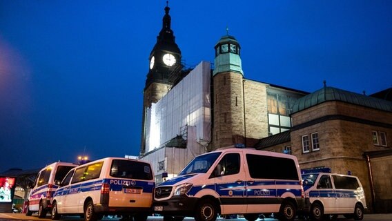 Einsatzfahrzeuge der Bundespolizei stehen vor dem Hauptbahnhof. Die Bundespolizei hat für dieses Wochenende am Hamburger Hauptbahnhof ein temporäres Waffenverbot verhängt. © picture alliance/dpa Foto: Daniel Bockwoldt